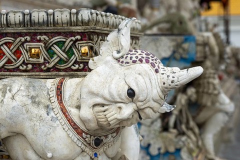 Decorative elements with pop culture references (for example comics, superheroes) in the stucco and