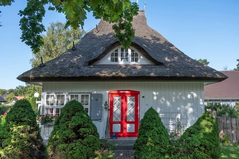 Residential house with thatched roof, Ahrenshoop, Darß, Mecklenburg-Western Pomerania, Germany