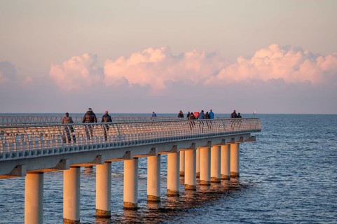 New 720 meter long pier in Prerow in the evening light, open since October 2024, Prerow, Darß,