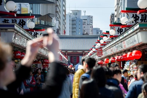 View of numerous visitors on Nakamise-dori shopping street at the Thunder Gate Kaminarimon of