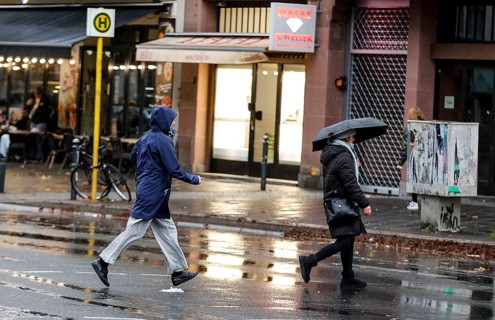 With umbrella and raincoats, people in the rain, Potsdamer Straße, Berlin, 30.10.2025, Berlin,