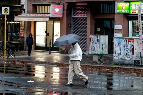 People in rain, Potsdamer Straße, Berlin, 30.10.2025, Berlin, Berlin, Germany