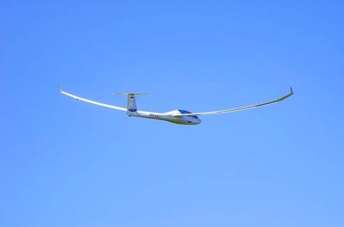 A Schempp-Hirth Arcus E motor glider, registration D-KWKU, during a screening as part of an air