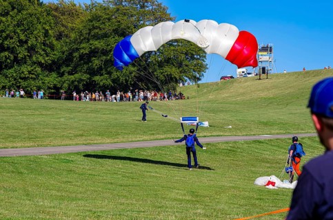 Landing of skydivers during an aerial acrobatic performance as part of an air show at the Rossfeld