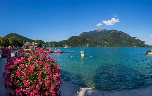 Lakeside promenade in Sankt Gilgen, Wolfgangsee, Salzkammergut, Salzburg, Austria