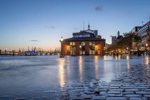 Storm surge (flood) of 24.10.2025 at the Hamburg fish market on the Elbe during the blue hour,