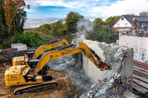 Demolition of an old road bridge, Weierstraße, then new construction of the bridge for the