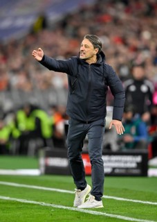 Coach Niko Kovac Borussia Dortmund BVB on the sidelines gesture gesture TV camera, German Classico,