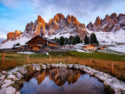 Geisleralm with Geisler Group in Alpenglühen, reflection, Dolomites, Santa Magdalena, Trentino,