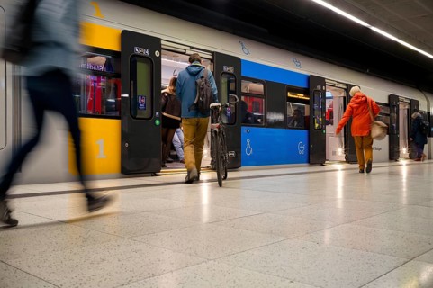 Underground incoming S-Bahn, train, class 420 iGeneration 2025, platform, travellers, passengers,