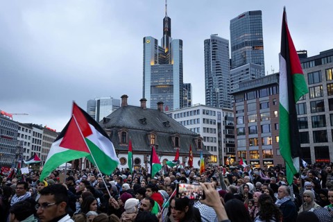Around 1, 500 people take part in a pro-Palestine demonstration at the Hauptwache in Frankfurt am