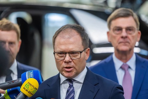 Federal Environment Minister Carsten Schneider during his visit to the Volkswagen vehicle plant in