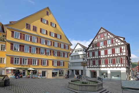 Yellow half-timbered house built in the 16th century, half-timbered houses and Georgsbrunnen,