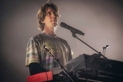 Patrick Hetherington, Keyboarder von Parcels live in der Berliner Max-Schmeling-Halle am 04.10.2025