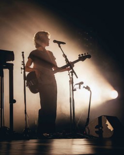 Noah Hill, Bassist von Parcels live in der Berliner Max-Schmeling-Halle am 04.10.2025