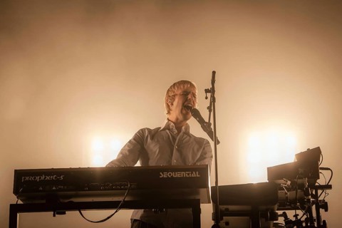 Louie Swain, Keyboarder von Parcels live in der Berliner Max-Schmeling-Halle am 04.10.2025