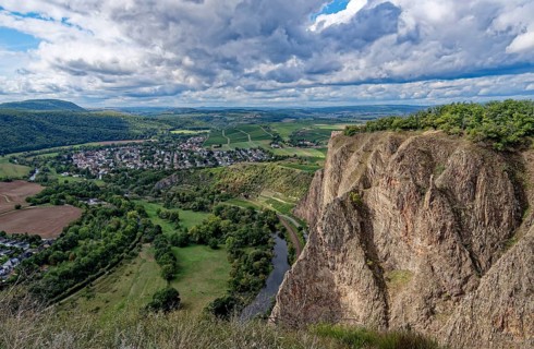 Ausblick vom Rotenfels, einer Steilwand am Naheufer im Naturpark Soonwald-Nahe, auf das Nahetal und