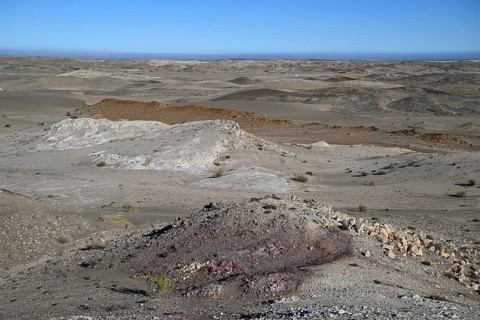Wüstenlandschaft bei Pomona, im Hintergrund der Atlantik, Diamentensperrgebiet, bei Lüderitz,