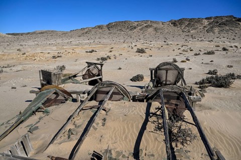 Verrostete Trommelsiebe im Wüstensand, Pomona, Diamentensperrgebiet, bei Lüderitz, Region Karas,