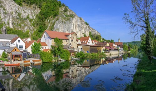 Blick von der alten Holzbrücke auf den Ort, Essing, Bayern, Deutschland