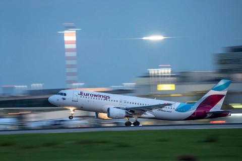 Eurowings Airbus A320, beim Start auf dem Flughaben Düsseldorf, DUS, Nordrhein-Westfalen,