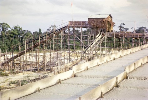 Open Cast gravel-pumping tin mine Malaya, Malaysia, south east Asia 1964 - Ore separation in the