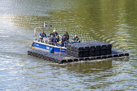 Transport of a floating platform with the jet-float system, this can be used as a work platform,