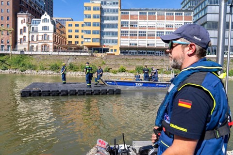 Transport of a floating platform with the jet-float system, this can be used as a work platform,
