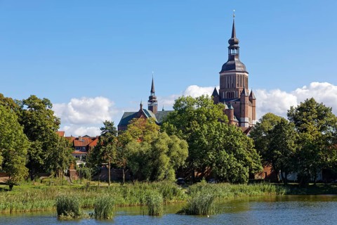In front Knieperteich, behind, St. Mary's Church, also known as Marienkirche, basilica, late