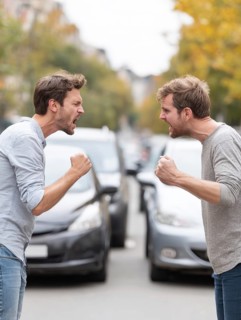 Two angry men arguing in the street, possibly triggered by a road traffic incident, symbolic image