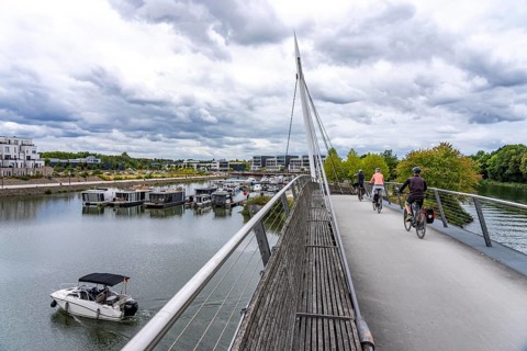 Cycle path, footpath at the new Graf Bismarck urban quarter on the Rhine-Herne Canal, residential