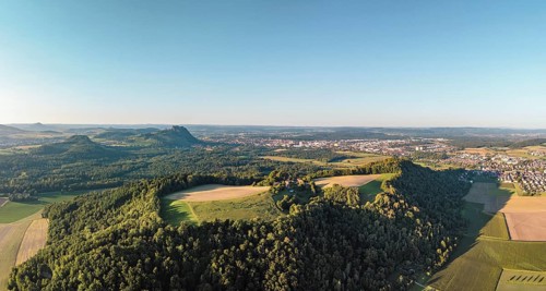 Luftbild, Panorama von einer vulkanisch geprägten Landschaft im Abendlicht, im Vordergrund der