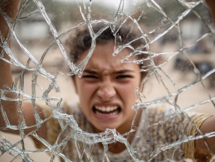 Ein Teenager schreit wütend durch eine kaputte Fensterscheibe, Aggressives Verhalten, Psychologie,