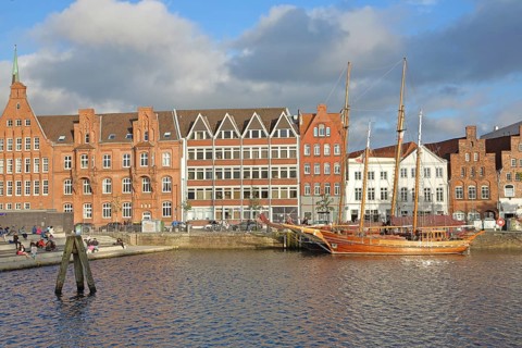 Ships on the banks of the Stadttrave, Dückdalbe, Dalbe, houses, cityscape, sailing ship, harbour,