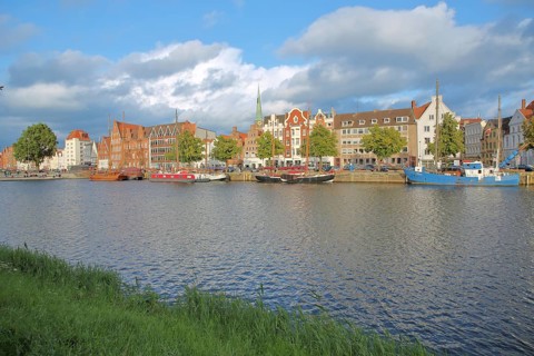 Ships on the banks of the Stadttrave, houses, cityscape, sailing ship, quay, harbour, light
