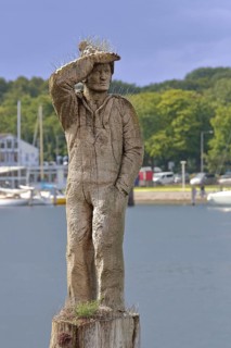 Monument to sailor Fiete on Dückdalbe in the harbour, Trave, wooden figure, wood carving, detail,