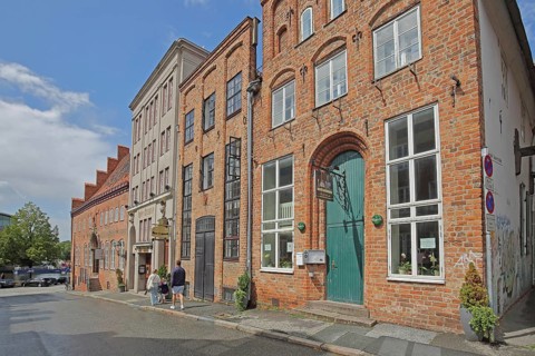 Restaurant Nachtschwärmer with nose sign, pedestrian, brick building, houses, Alfstraße, Old Town,