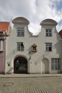 Haus zum Haasenhof with tail gable, archway, Old Town, Lübeck, Schleswig-Holstein, Germany
