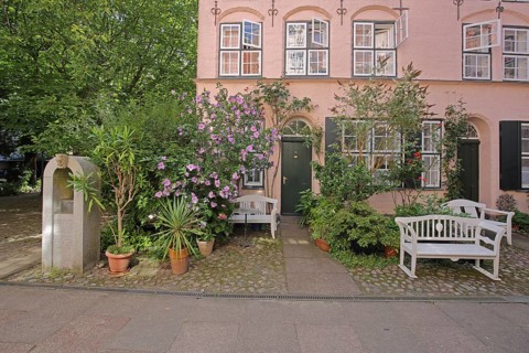 Idyllic Füchtingshof with floral decoration, garden hibiscus, Hibiscus syriacus, benches,