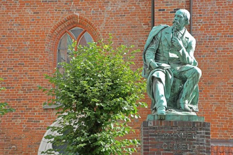 Monument to the writer and poet Emanuel Geibel by Hermann Volz 1889, seated, inscription, bronze