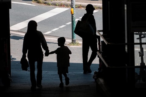 Subway, pedestrian, dark, mother and child, symbolic image