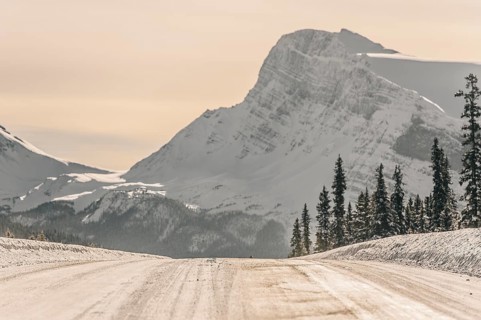 Winter road trip on the Icefields Parkway with lots of snow and ice, Banff National Park, Jasper