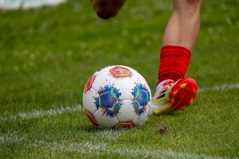 Footballer takes a corner kick***The ball is the official match ball of the Bundesliga and