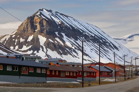 Vei 500, colourful wooden houses in front of a mountain range, road, Longyearbyen, Spitsbergen,