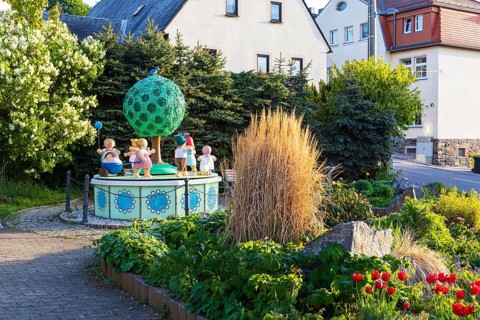 Summer version of the music box with figures by Wendt & Kühn in the centre of Grünhainichen,