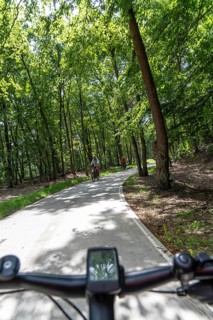 Long-distance cycle path F28, so-called Doorfietsroute, through cycle path, in the province of