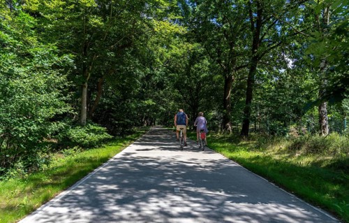 Long-distance cycle path F28, so-called Doorfietsroute, through cycle path, in the province of
