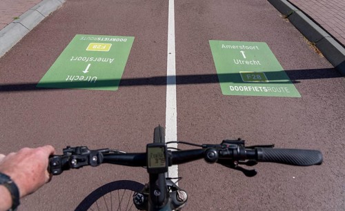 Long-distance cycle route F28, so-called Doorfietsroute, through cycle route, in the province of