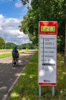 Long-distance cycle path F28, so-called Doorfietsroute, through cycle path, in the province of