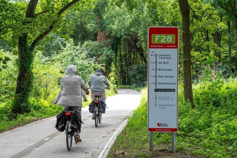 Long-distance cycle path F28, so-called Doorfietsroute, through cycle path, in the province of